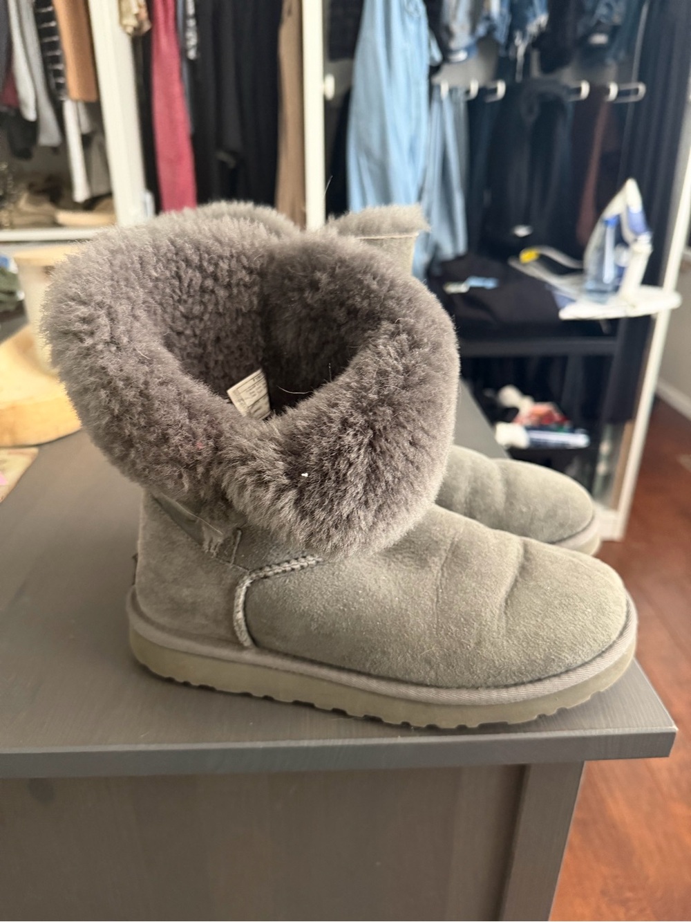 Women's Cozy Short Shearling Boot - Gray Uggs Authentic Size 7